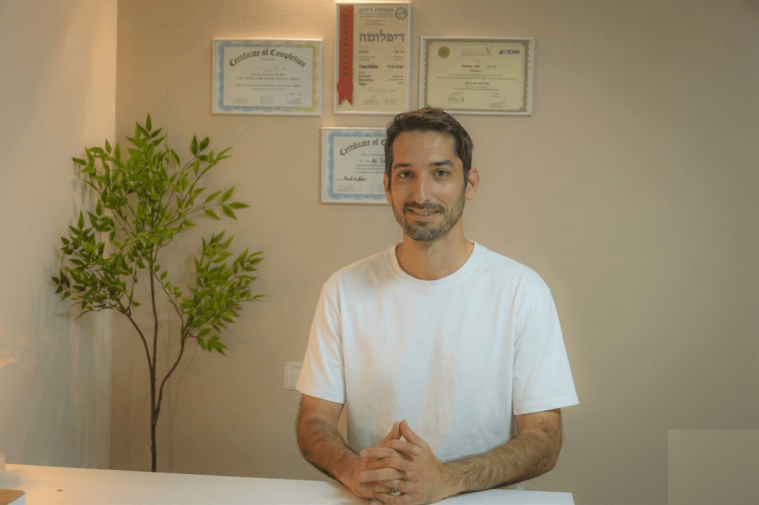 עדי שלו - מטפל ברפואה סינית מוסמך, בוגר מכללת רידמן, בקליניקה בראשון לציון