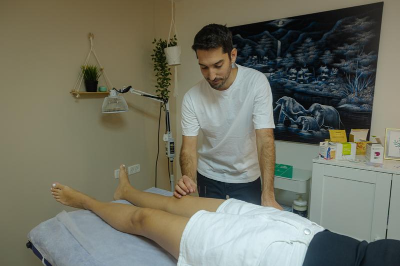 עדי שלו מבצע טיפול דיקור סיני בקליניקה בראשון לציון